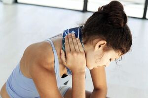 Neck compression to relieve the symptoms of osteochondrosis