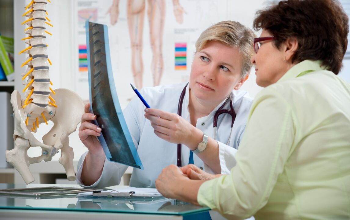 The doctor gives recommendations for cervical osteochondrosis